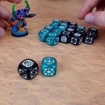 Dados Crosshairs Compact D6 en Azul y Negro (7 unidades) - Q Workshop