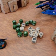 Dados Crosshairs Compact D6 en Beige y Verde (7 unidades) - Q Workshop