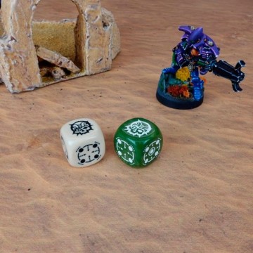 Dados Crosshairs Compact D6 en Beige y Verde (7 unidades) - Q Workshop