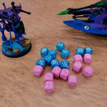 Dados Crosshairs Compact D6 en Azul y Rosa (7 unidades) - Q Workshop